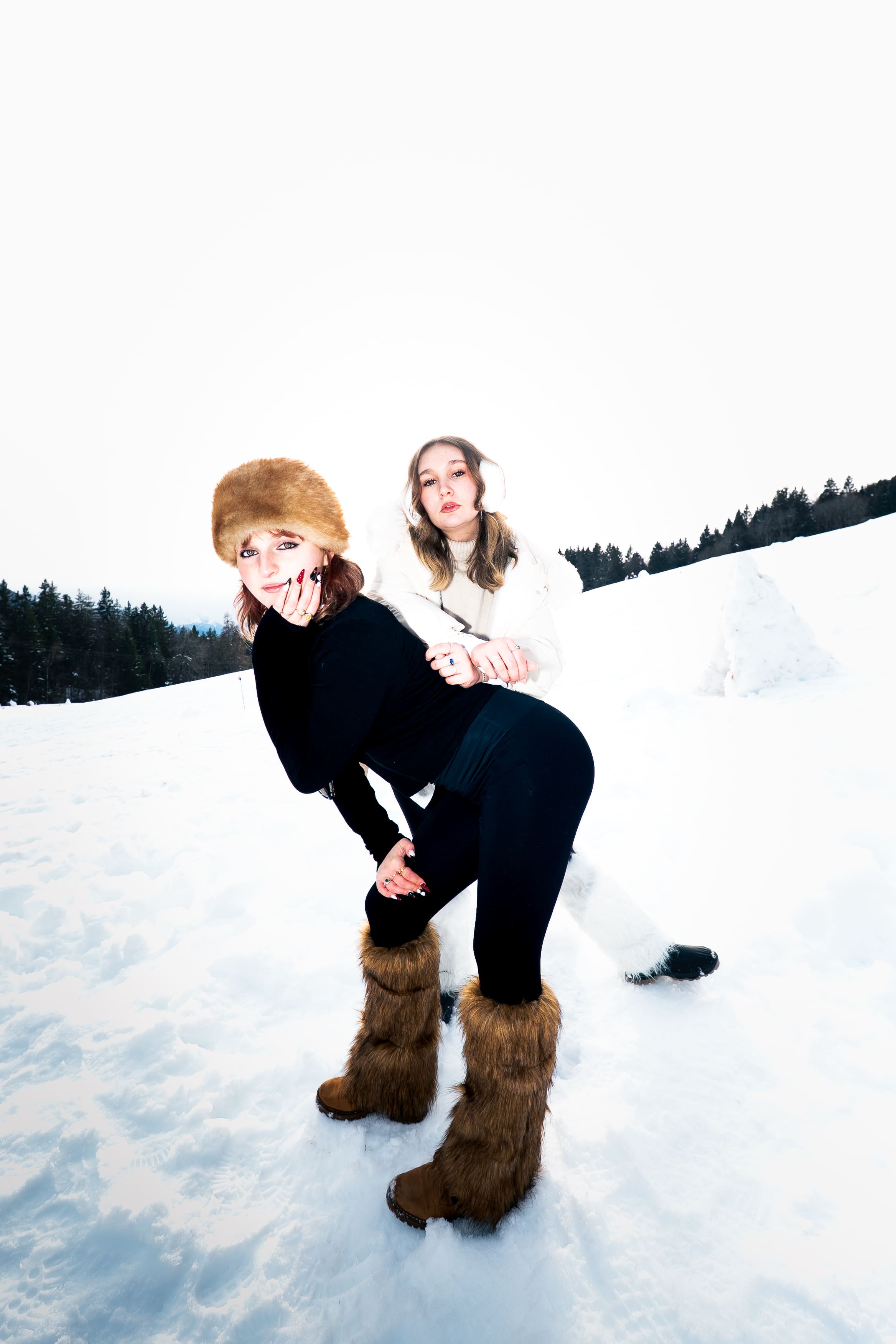photographie femmes mode à la neige style riche chapka doudounnes entre copines au flash chambéry grenoble