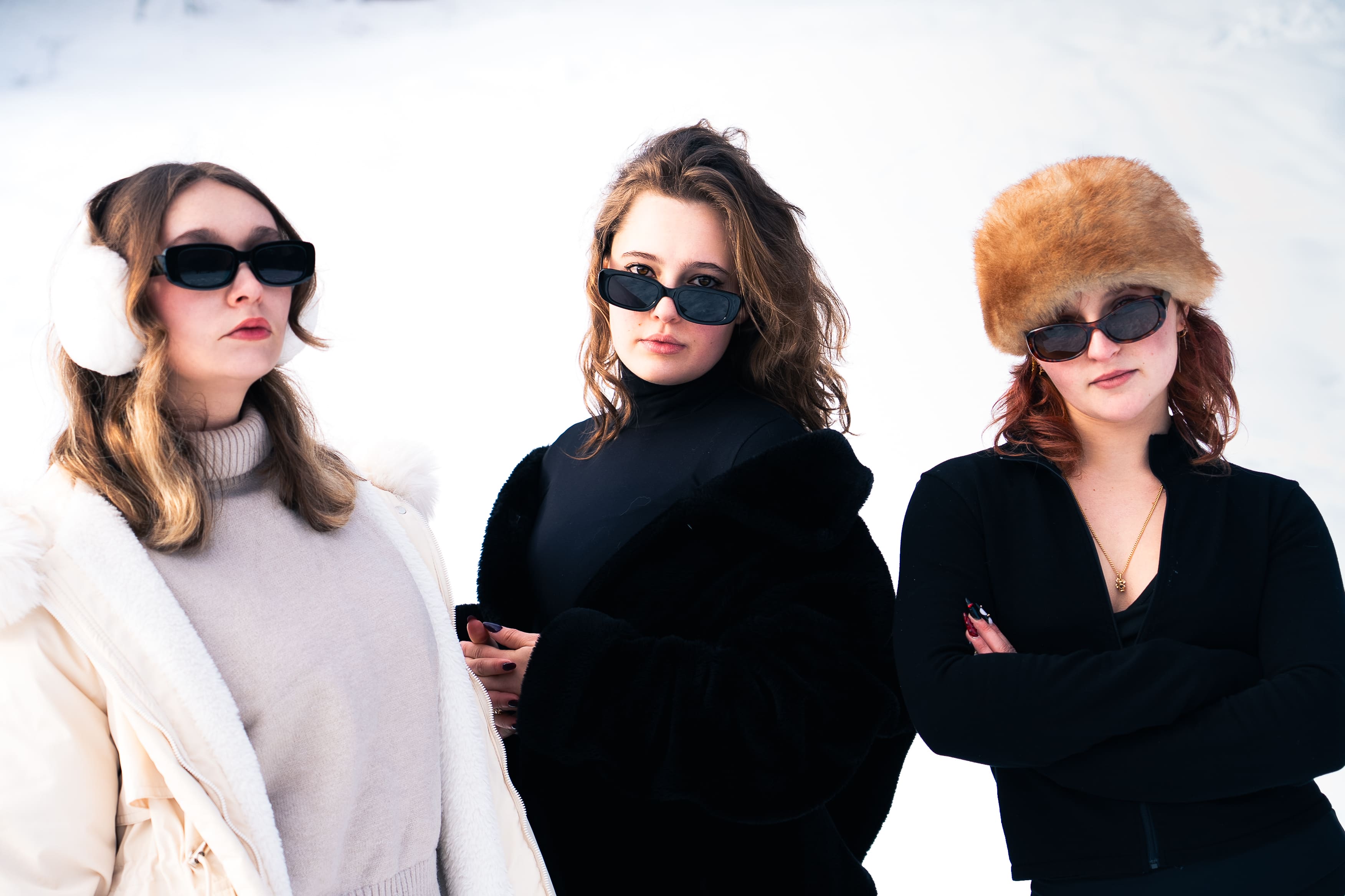 3 mannequins habillées style riche chapka doudounne neige copine photo chambéry grenoble