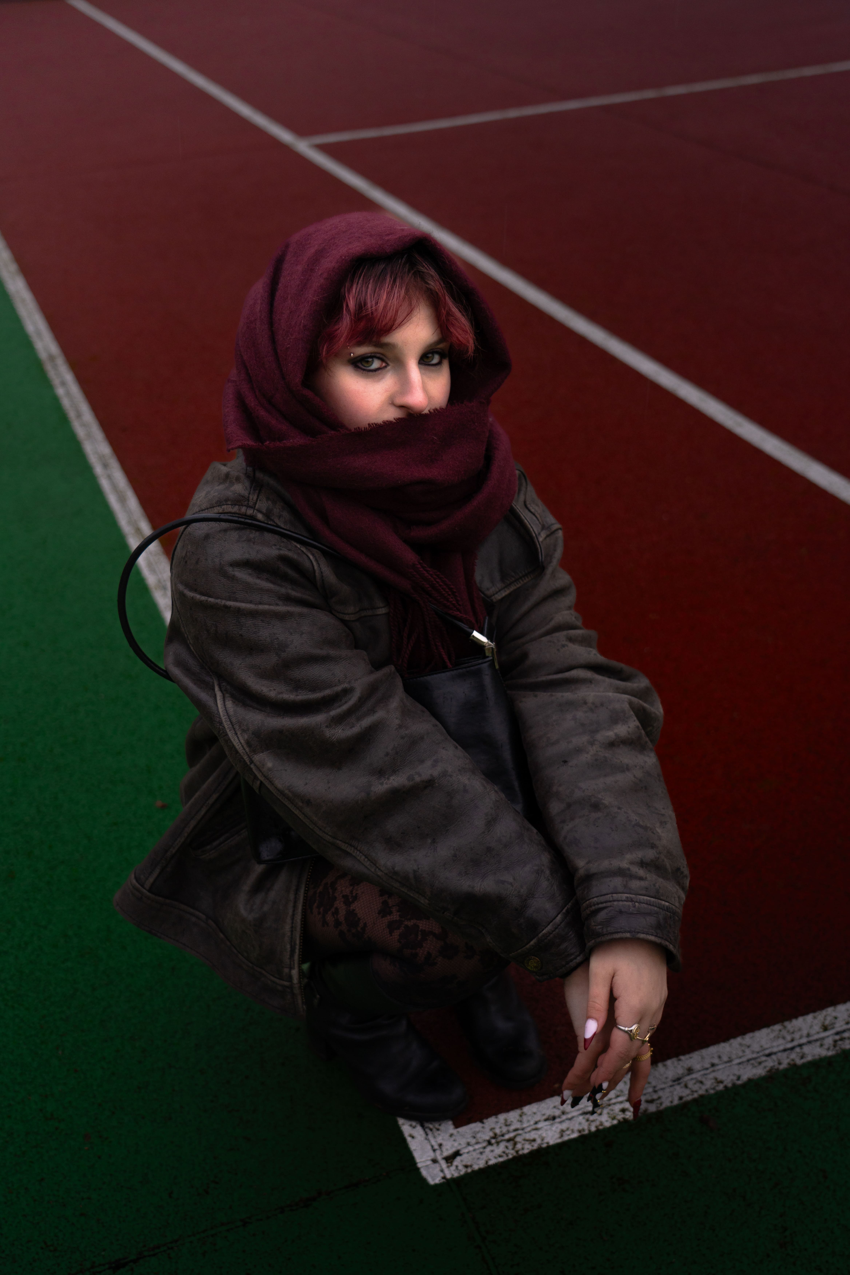 photo femme  à genoux mode yeux verts femme fatale terrain de tennis photographie de mode chambéry grenoble portrait femme