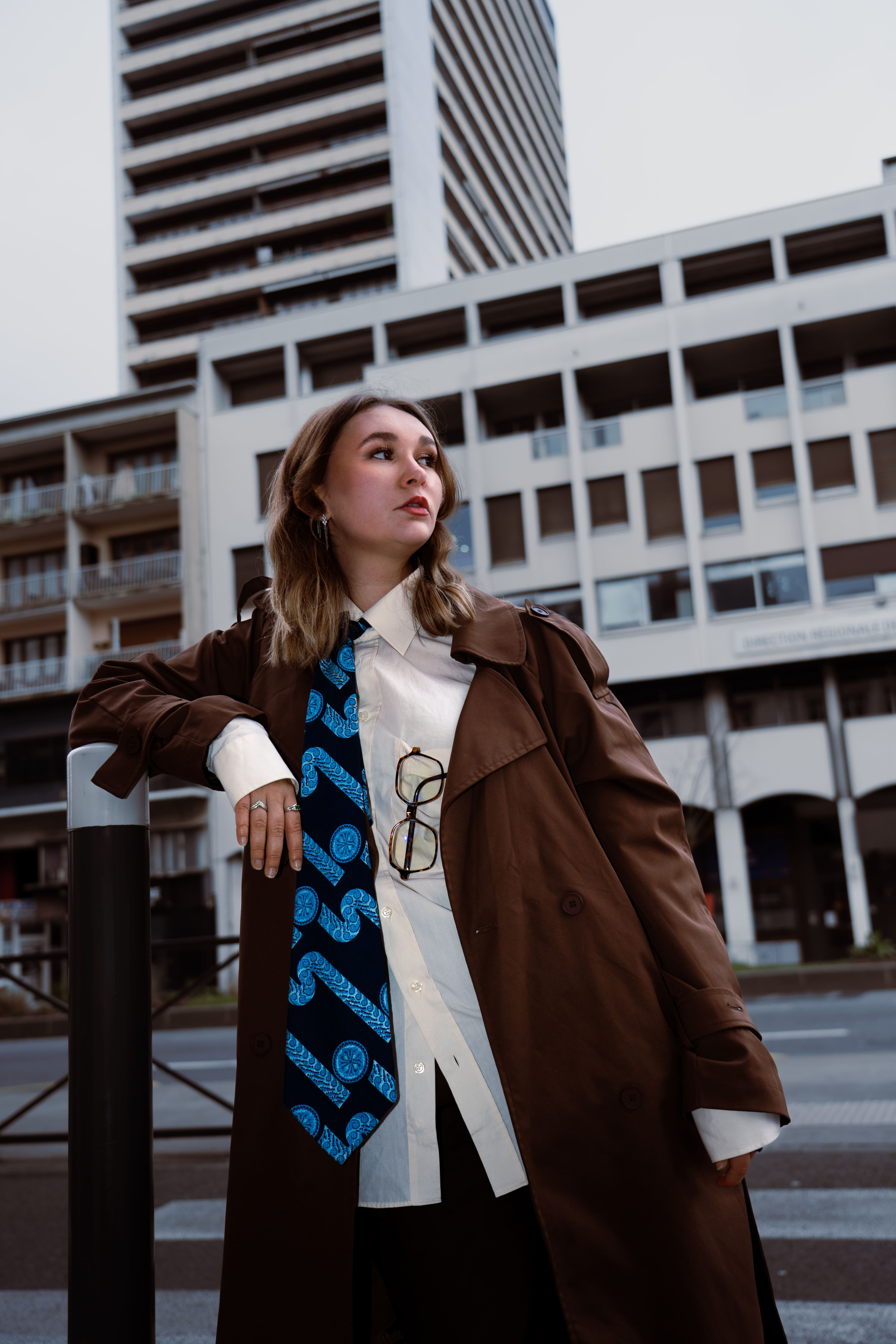 photo femme ville chambéry mode style éditorial magazine blonde accoudée sur un poteau devant un immeuble